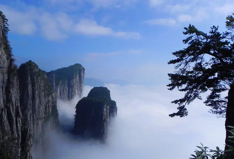 绝壁环峰丛